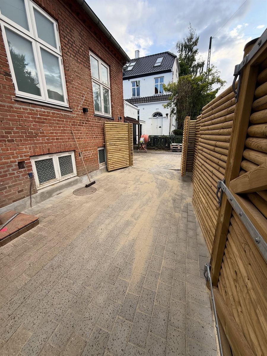 Projekt: ny belægning og gårdsplads med trælamel-hegn i Nordsjælland